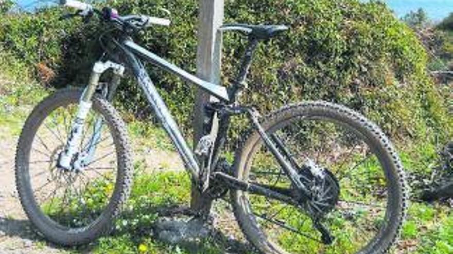 bicicleta solitaria en una parada de la ruta por Lastres. /a. f. ortega./v. guerra