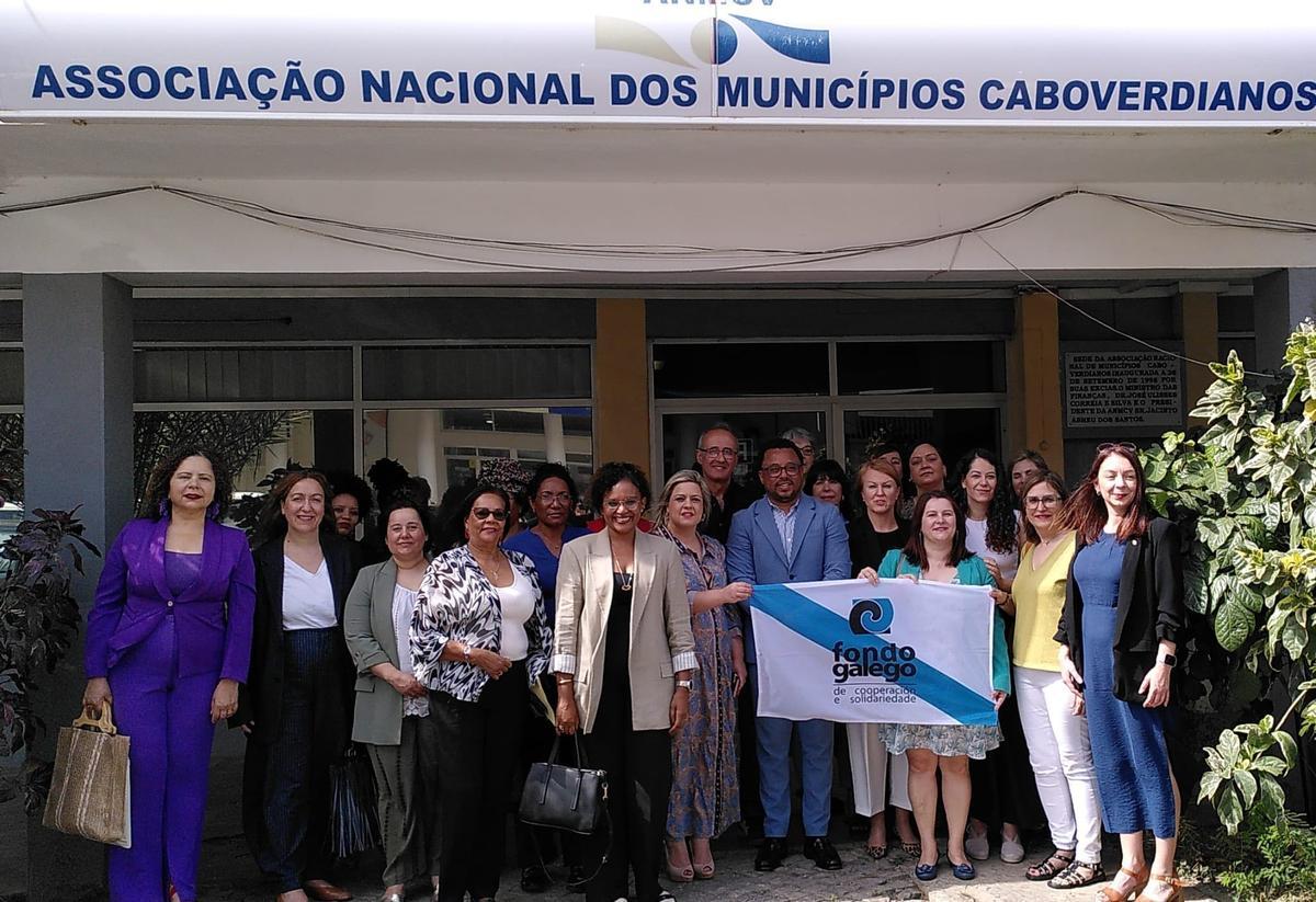 María Lago, dereita, e Uxía García, ao fondo, décima pola dereita, coas demais participantes no encontro que se celebra en Cabo Verde,