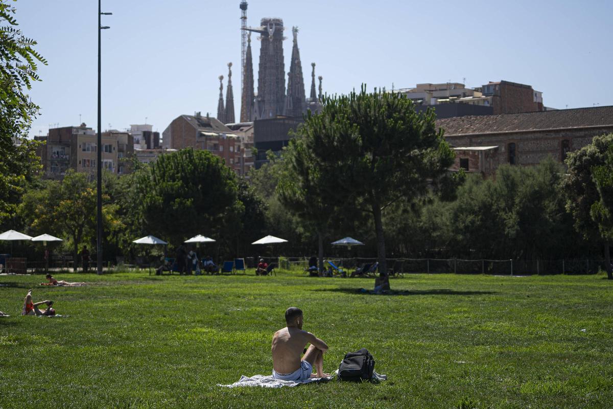 La eclosión del biquini en los parques desafía la normativa en Barcelona