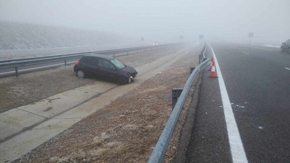 Un vehículo se sale de la calzada por el hielo