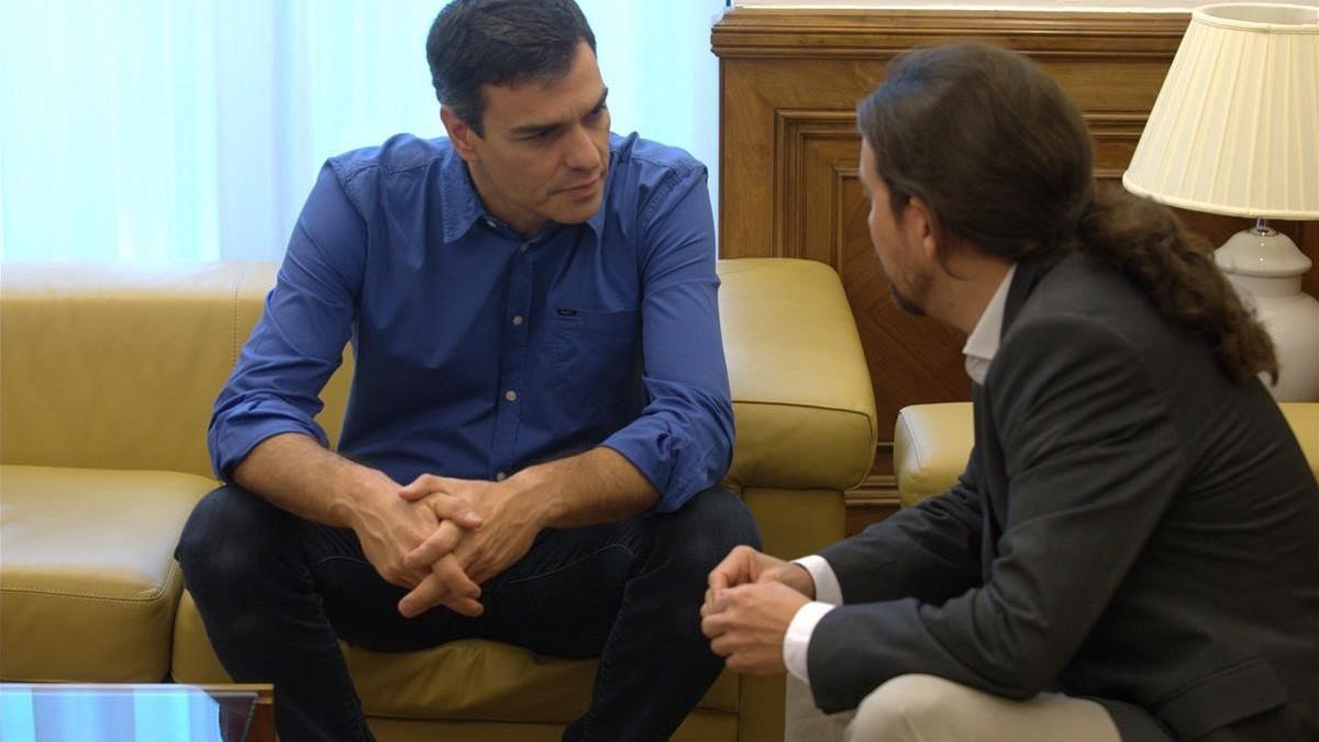 Pedro Sánchez y Pablo Iglesias, en una reunión de junio del 2017, en el Congreso de los Diputados.
