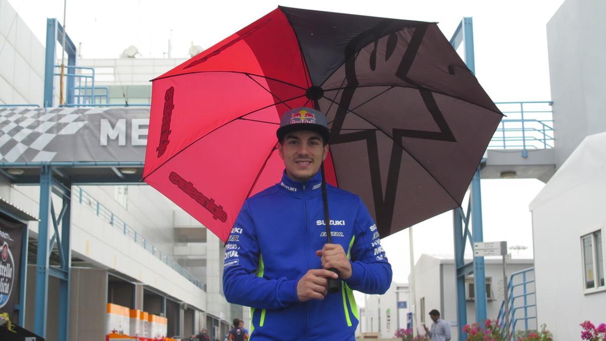 Maverick Viñales pasea por el lluvioso 'paddock' del circuito de Losail (Doha, Catar).