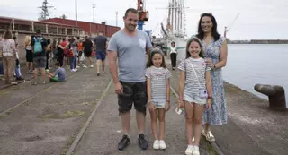 "Elcano" mantiene la pasión por visitarlo hasta el último día en el muelle gijonés: "Las horas de cola merecen la pena"