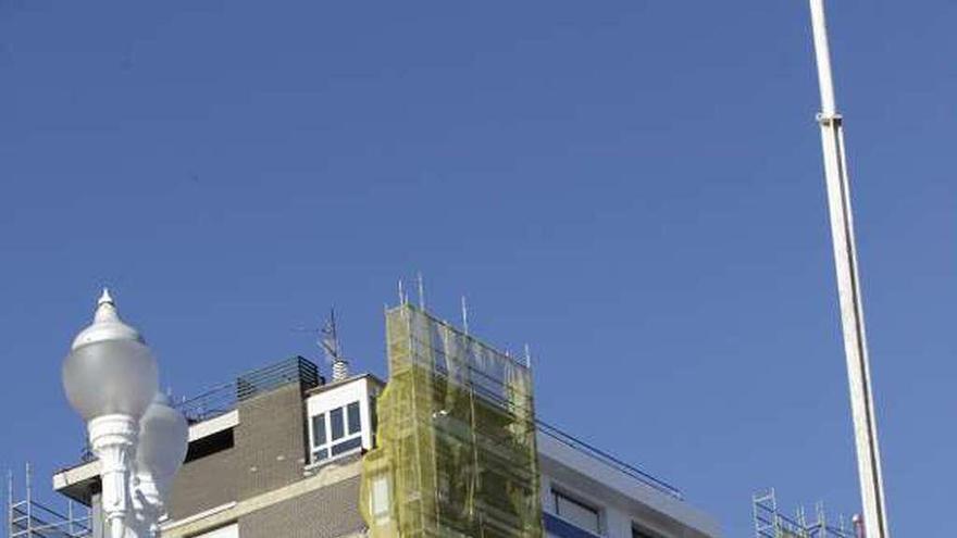 Obras de arreglo en una fachada de Gijón.