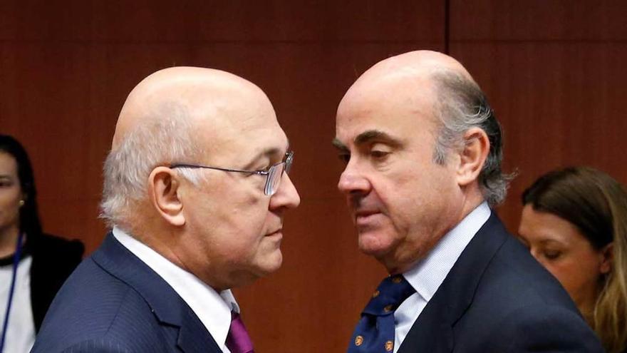 El ministro de Finanzas francés, Michel Sapini, y el ministro de Economía, Luis de Guindos.