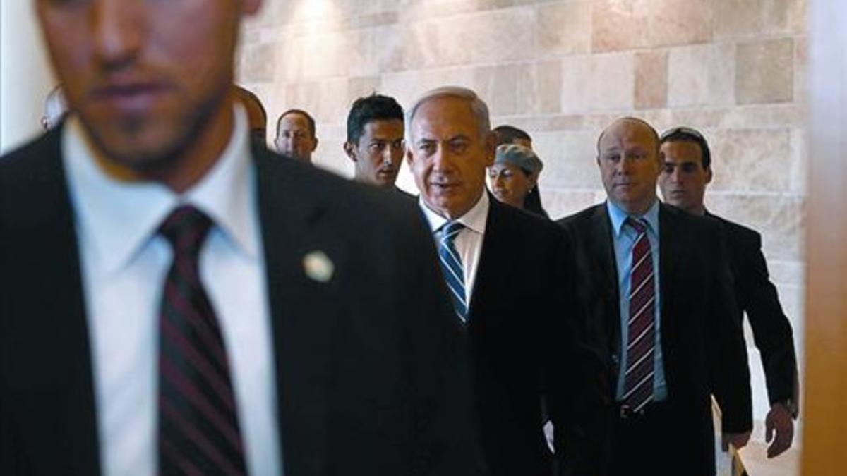 Rodeado de guardaespaldas, Netanyahu llega a una reunión de su partido en la Kneset, ayer, en Jerusalén.