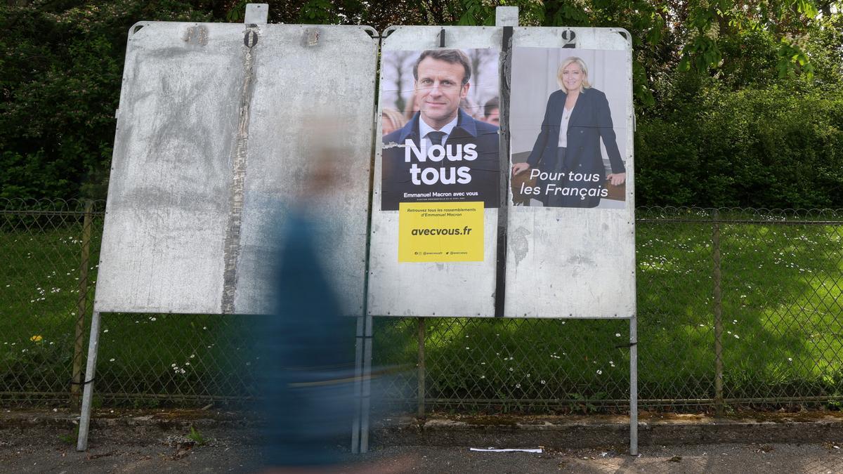 Carteles electorales de Emmanuel Macron y Marine Le Pen en Cambrai.