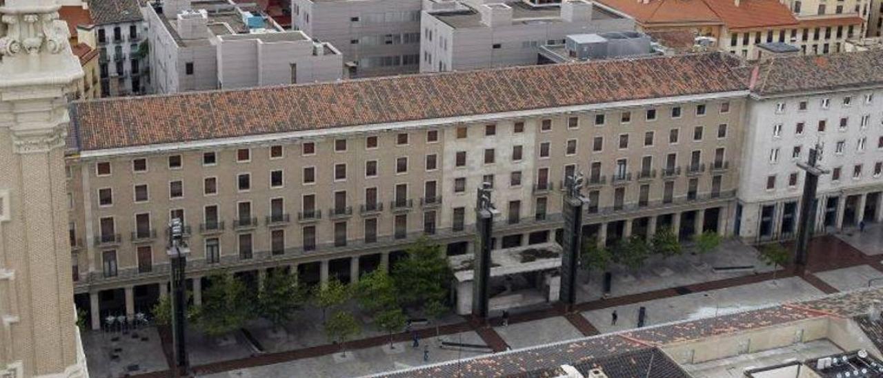 La sede de los antiguos juzgados de la plaza del Pilar la ocupa actualmente la consejería de Ciudadanía y Derechos Sociales del Gobierno de Aragón (IASS).