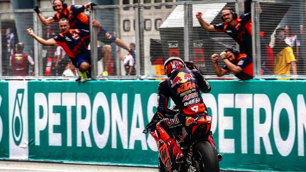 Los mecánicos del equipo KTM Ajo celebran con Augusto su cuarto puesto en Malasia.