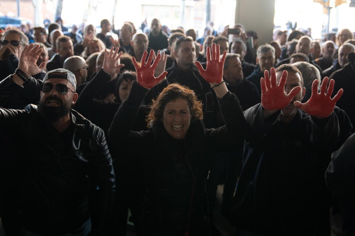 Una protesta de funcionarios de prisiones ante la Conselleria de Justícia deriva en cargas policiales