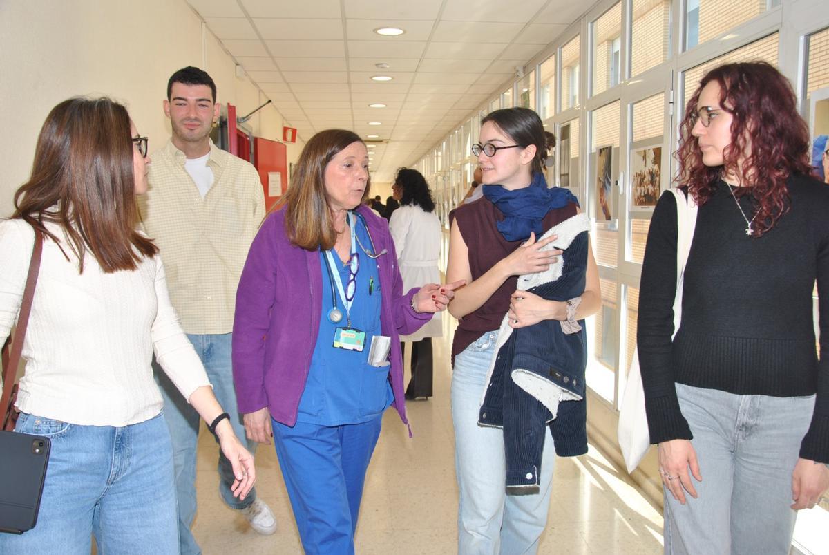 Los aspirantes en las puertas abiertas del Hospital General de Castellón.