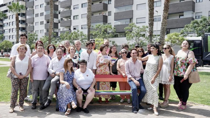 La Agrupación de Desarrollo LGTBI  leyó un manifiesto en los jardines 28 de junio donde se presentó un banco con los colores arcoíris.