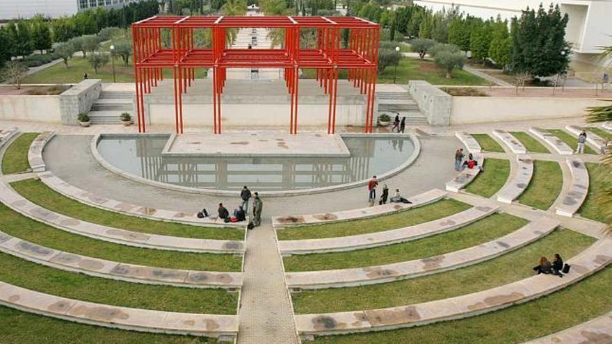 Imagen del Campus de San Vicente desde el anfiteatro del aulario II con la Biblioteca a la izquierda y el Rectorado a la derecha