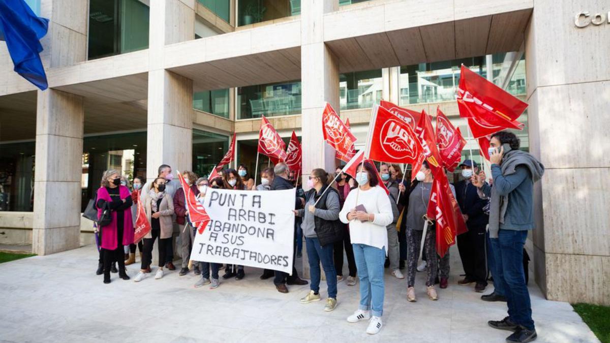 Unos 40 trabajadores protestaron por la falta de información por parte de la nueva propietaria de los hoteles sobre el futuro laboral de los empleados. 