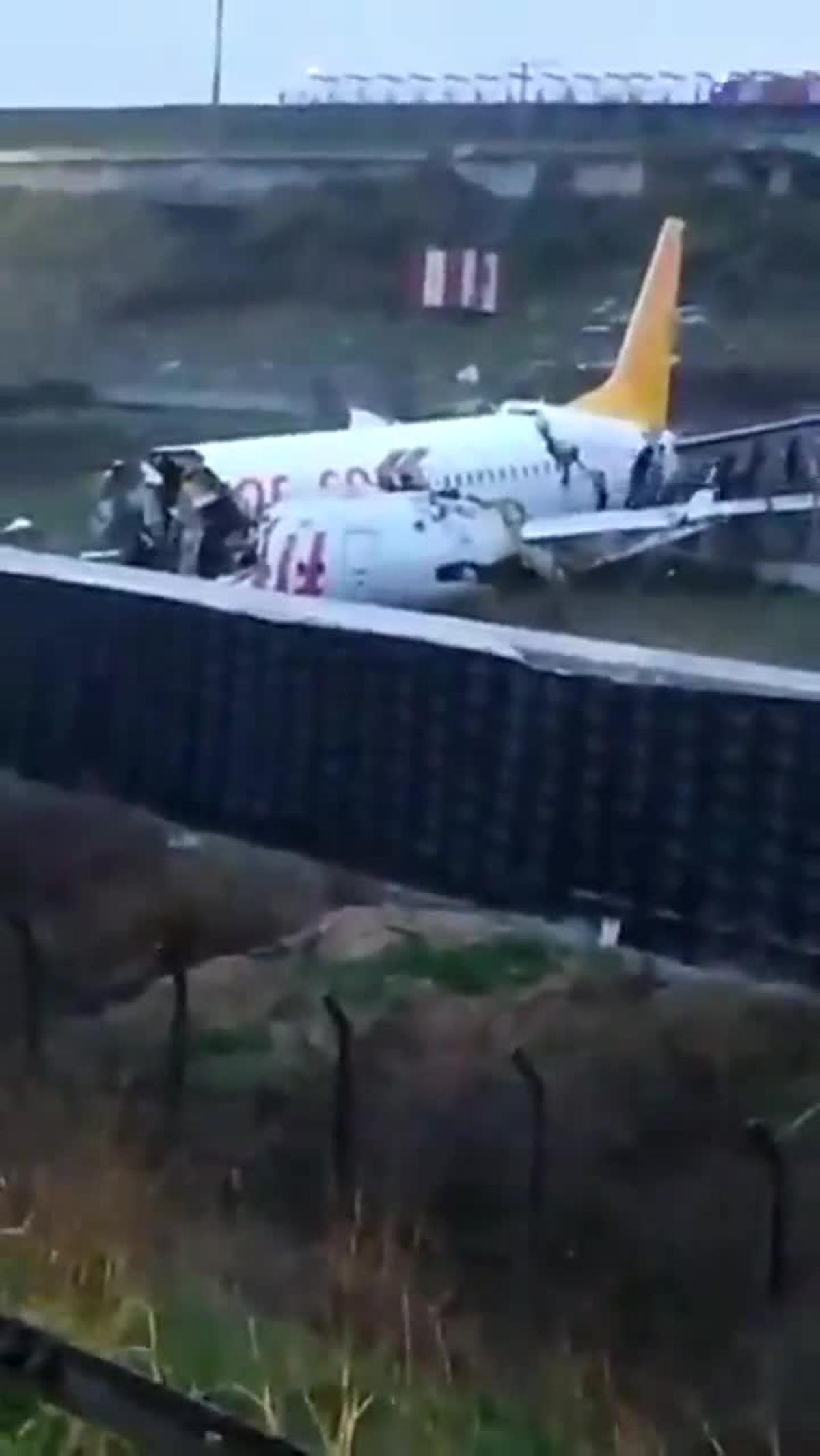 El avión turco que salió de la pista en Estambul, roto en tres trozos.