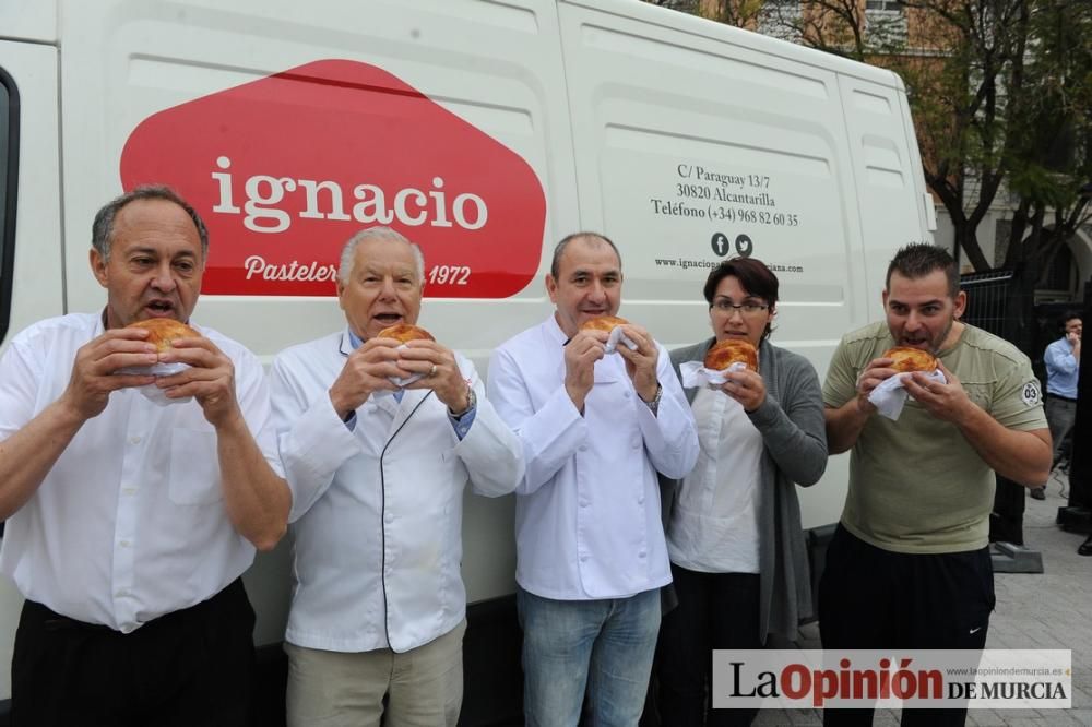 Reparto de pasteles de carne en el Cuartel de Arti