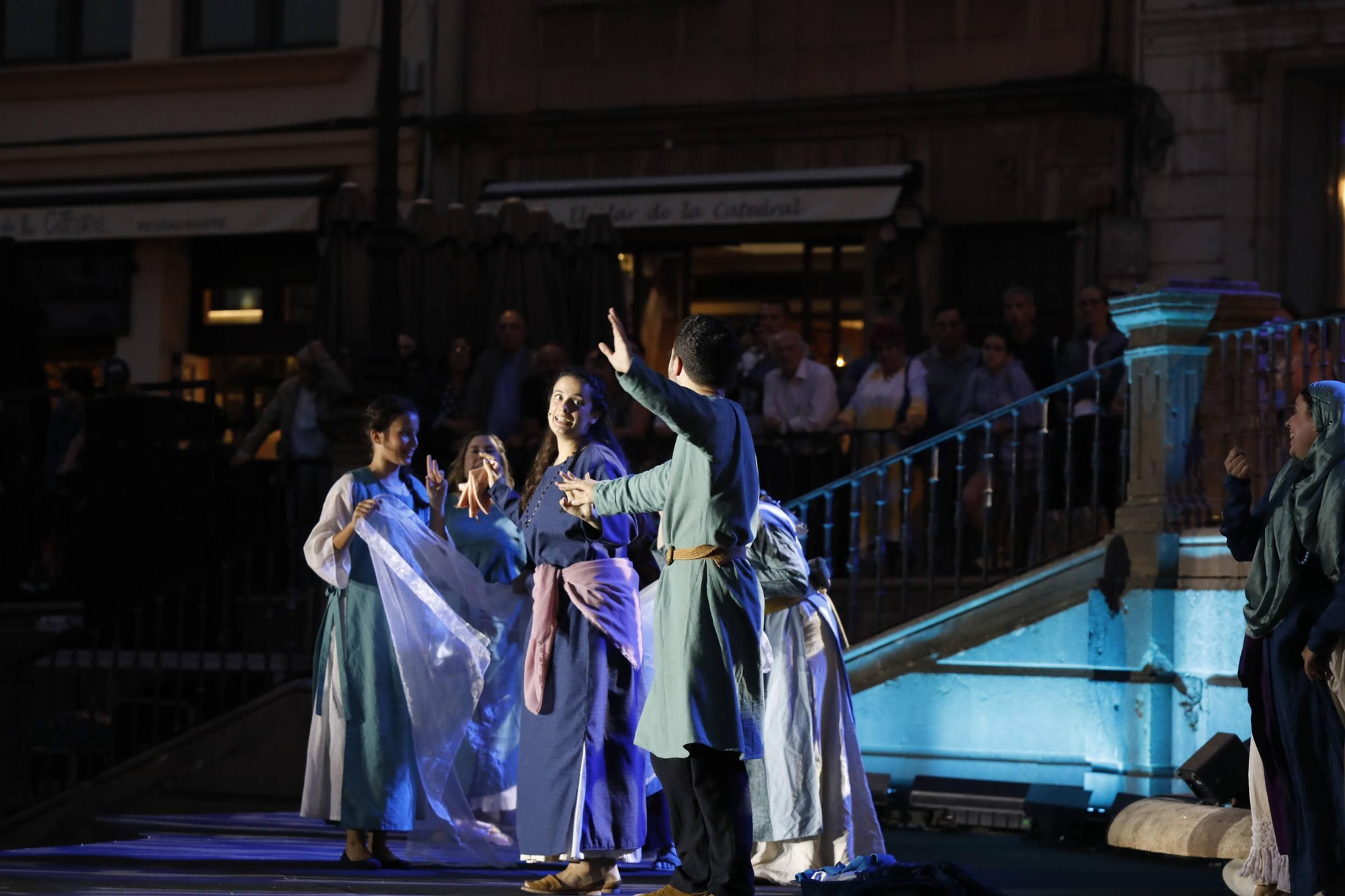 IMÁGENES: Recreacion de "El primer peregrino" en la plaza de la Catedral de Oviedo