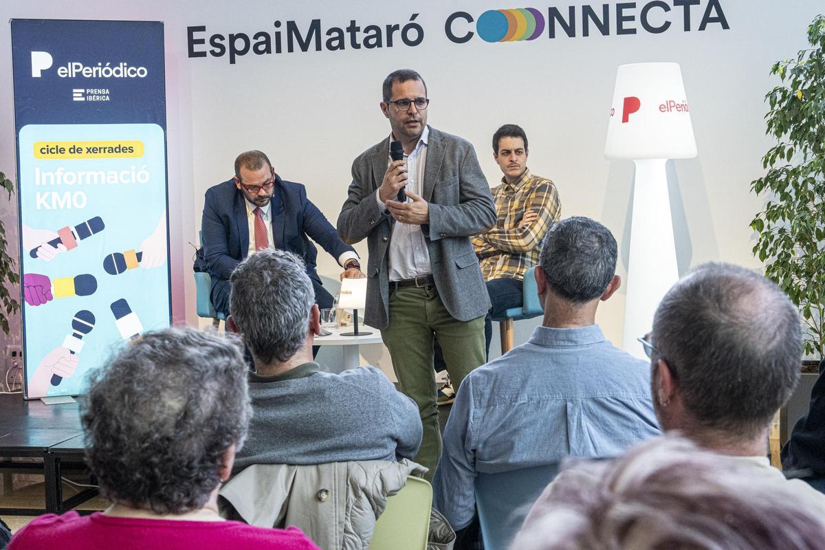 Joan Solà, gerente de EL PERIÓDICO, en el coloquio cone le alcalde de Mataró, David Bote.