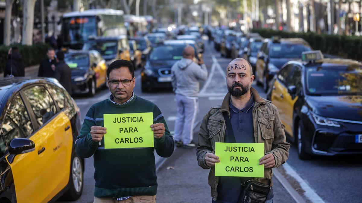 Marcha lenta de taxistas en Barcelona por la muerte de un compañero