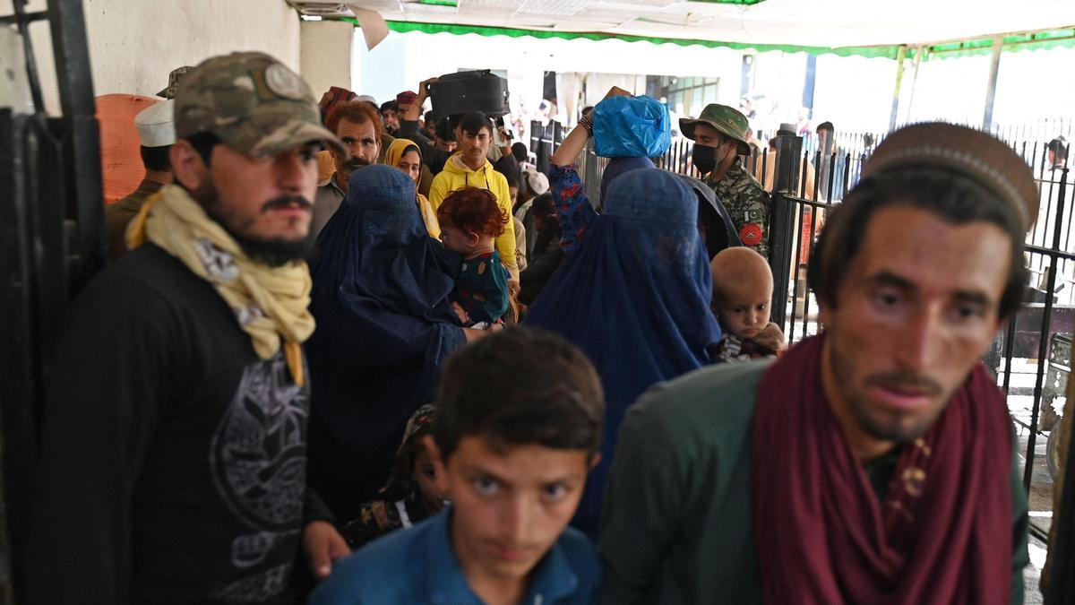 Miles de afganos cruzando la frontera para huir de Pakistán