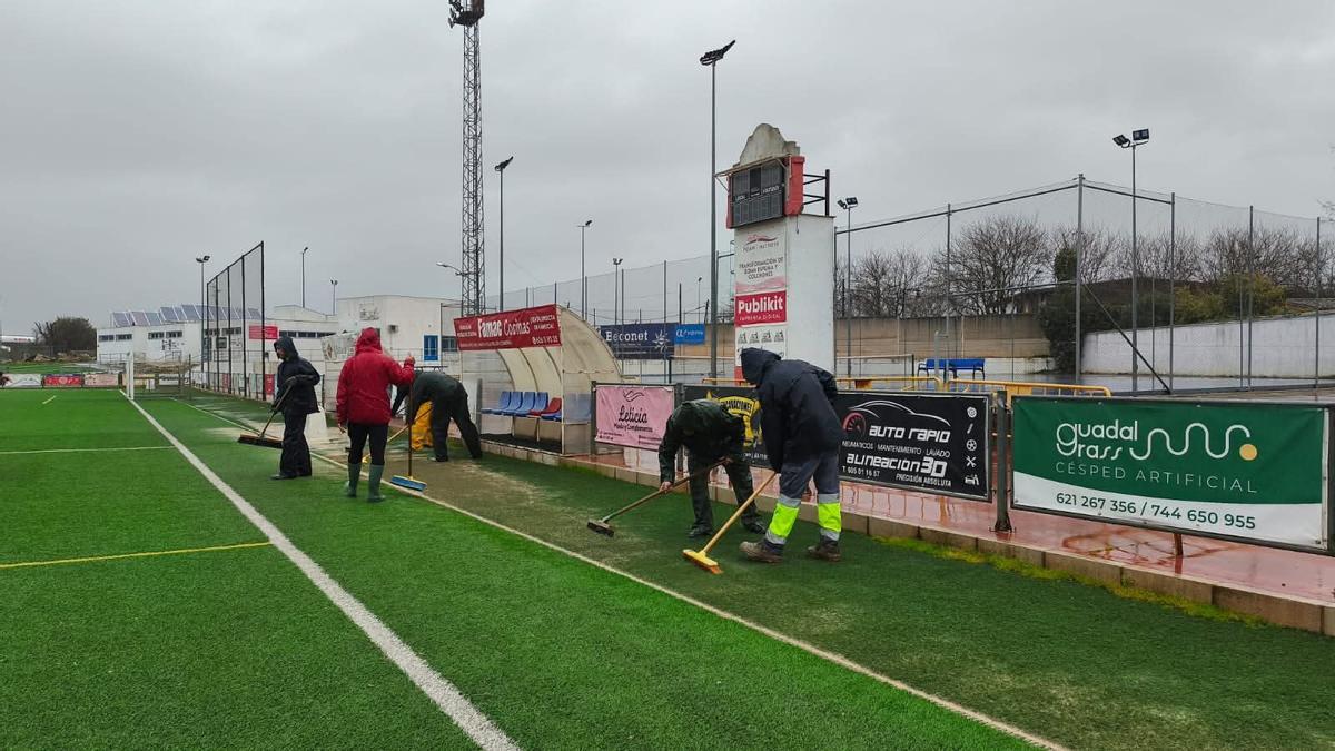 Labores de limpieza en Campo Polideportivo Municipal Antonio Núñez “El Rucho”.