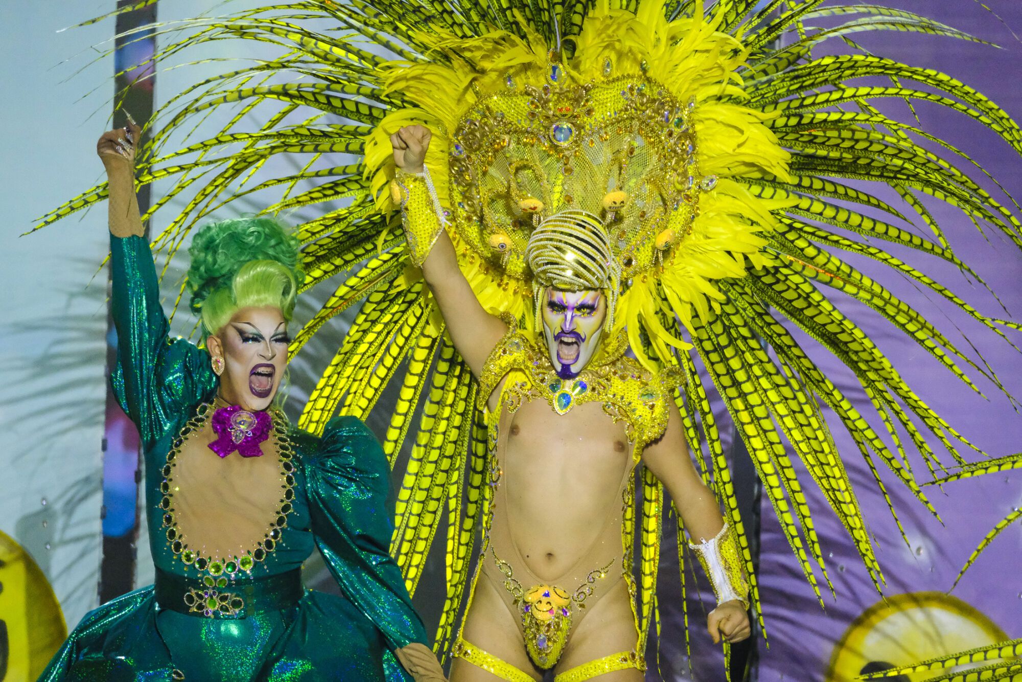 9. Drag Kalik (Elián Martín González) Con el patrocinio del Excelentísimo Ayuntamiento de la Real Ciudad de Gáldar, GM Distribuciones, Eventos y Carrozas José Halcón y Estética Integral Guía y un diseño del drag, Carolina Moreno y Daniel Guzmán presentan el espectáculo La vida es eso que pasa mientras miras la pantalla.