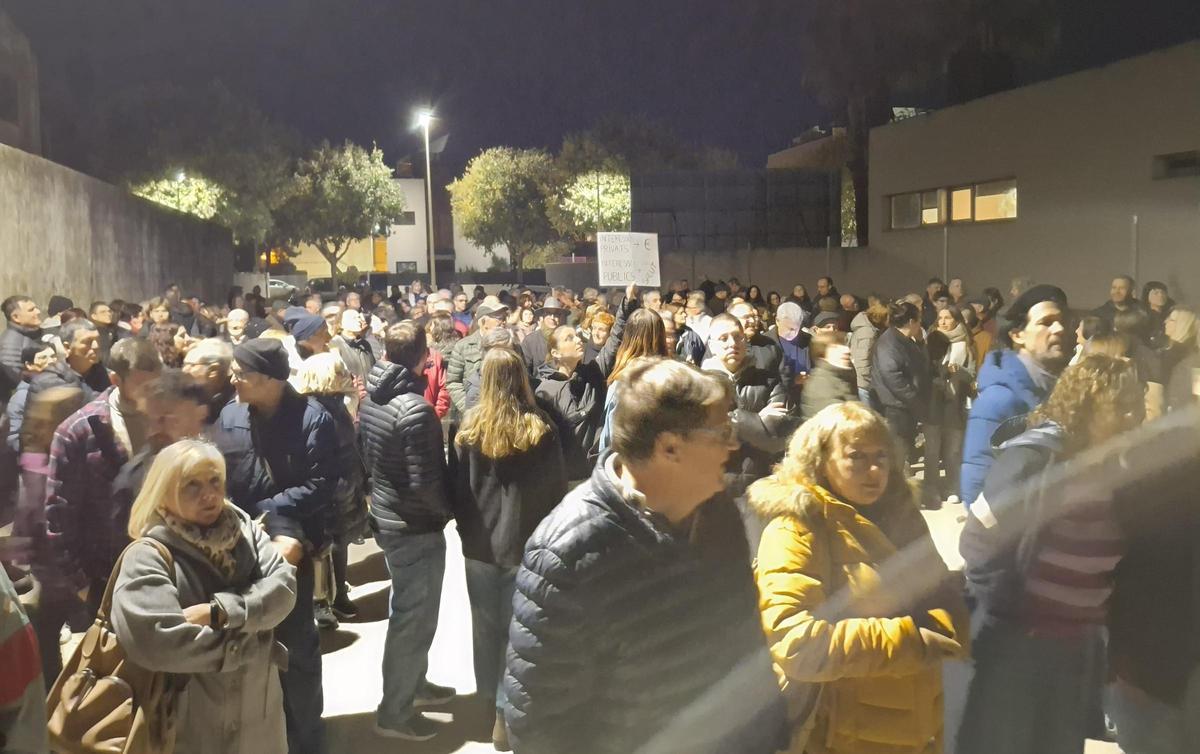 Asistentes a la manifestación en Gata