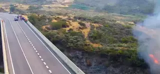 Caos en la carretera: unos 1.000 vehículos retenidos ante las llamas en la A-52