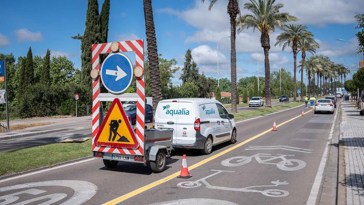 Operarios de Aqualia trabajan en la avenida José Fernández López de Mérida, donde desde este martes se modificará la circulación por las obras del nuevo colector.