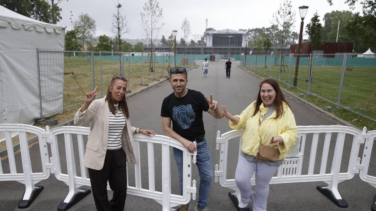 Cristina Álvarez, Juan Carlos Martín y Rebeca da Cruz acudiendo al Parque Hermanos Castro para firmar su asistencia al concierto.