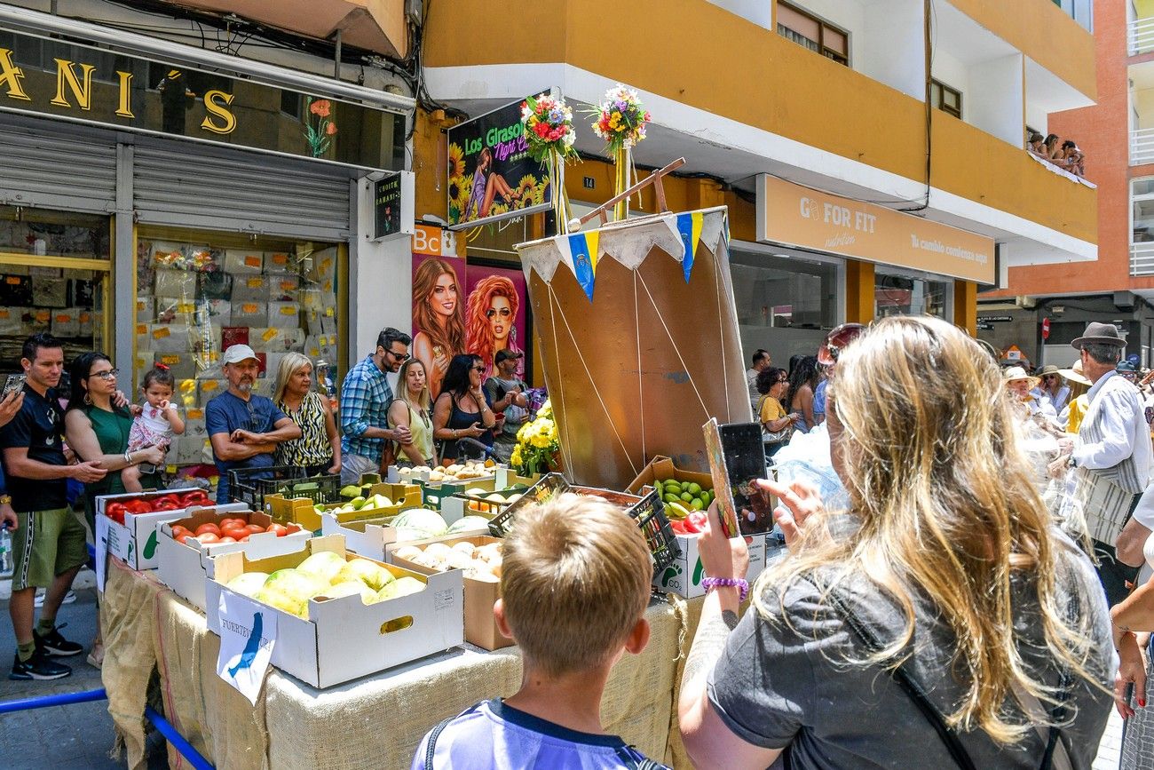 Una romería con bikini en Las Palmas de Gran Canaria