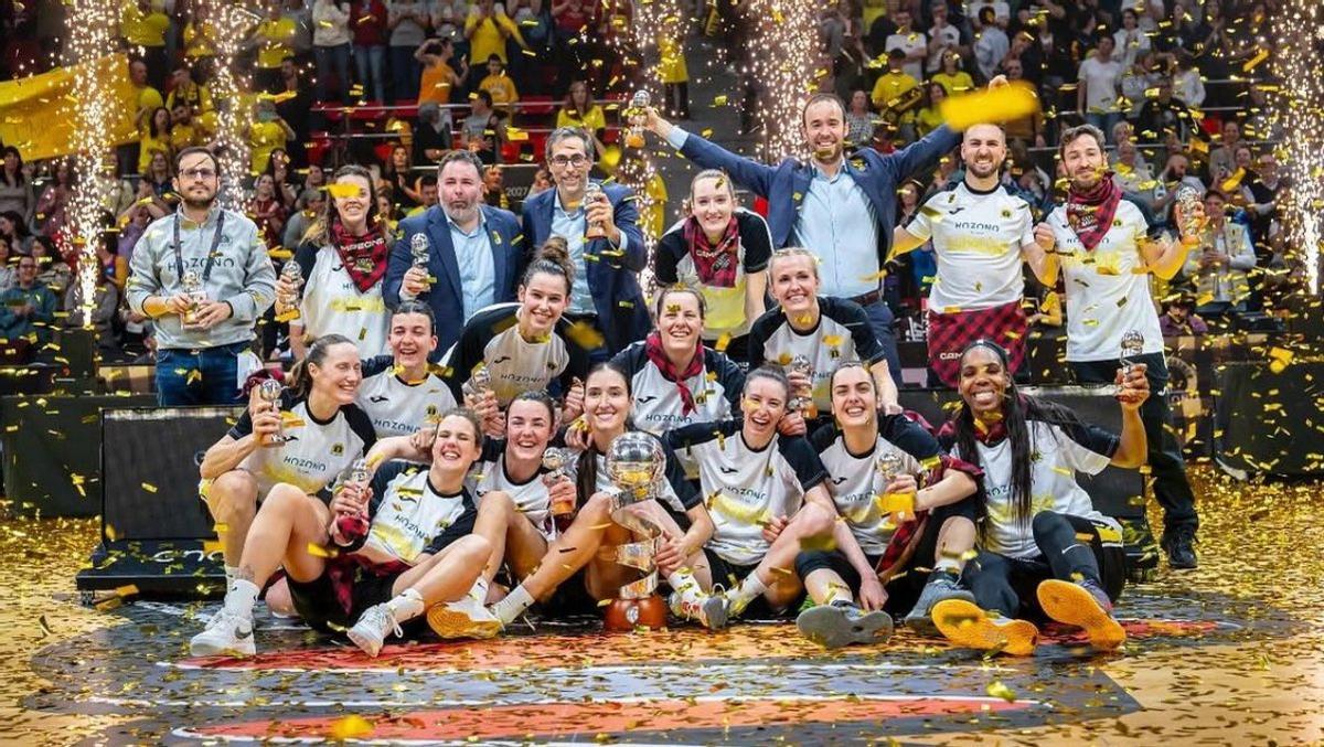 Medina, primero izquierda de pie, tras ganar el título de la Copa de la Reina de baloncesto.