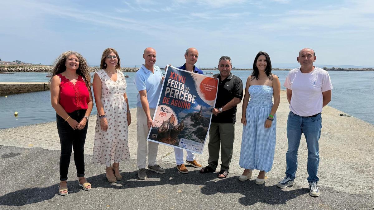 A alcaldesa, segunda dereita, no acto de presentación dos Percebeiros de Honra.