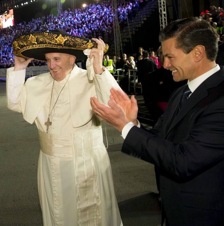 El Papa fue recibido en México por el presidente Peña Nieto y su esposa