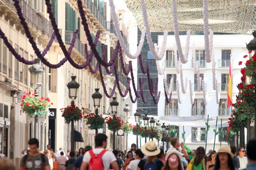 Bares, restaurantes y casetas del Centro Histórico de la ciudad se engalanan y abastecen en las horas previas al inicio de la Feria de Málaga