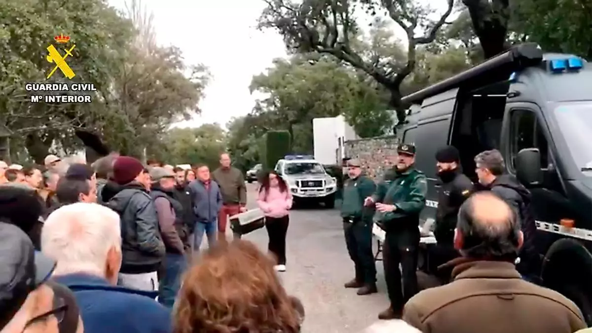 VÍDEO | La Guardia Civil se vuelca con los vecinos de Grazalema