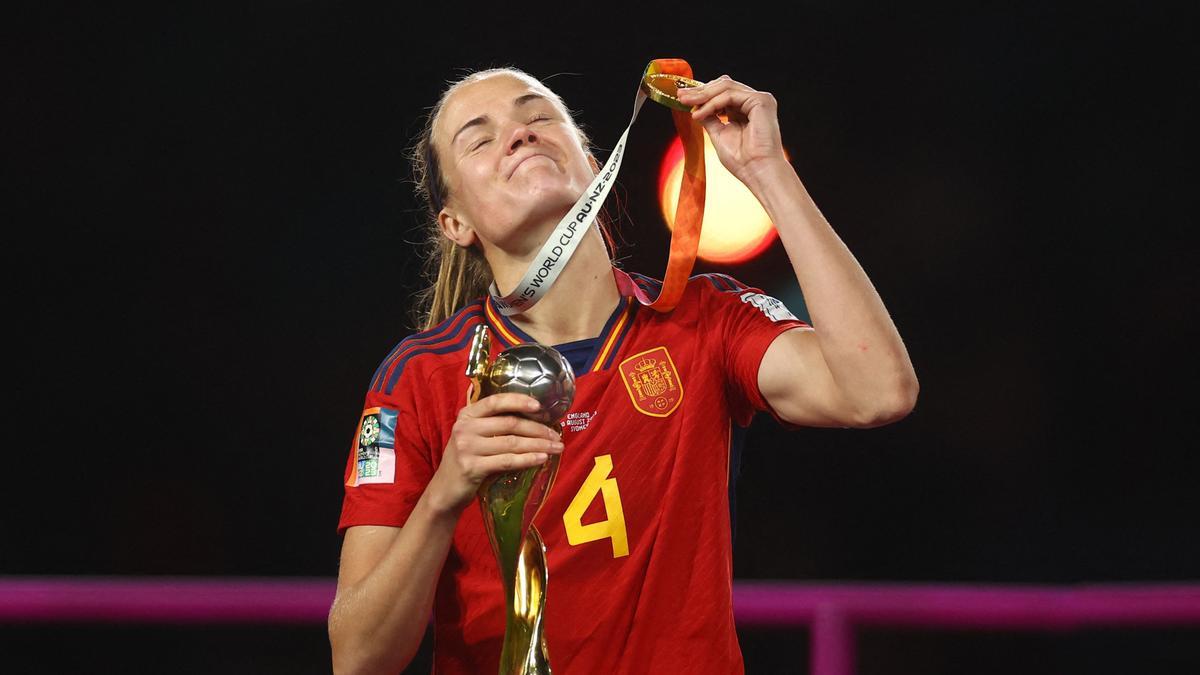 Irene Paredes celebrando el título como campeona del mundo