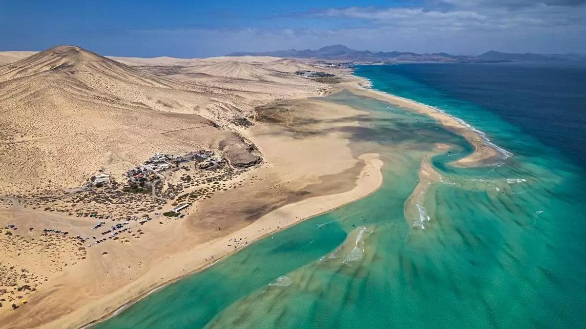 Vista aérea de Playa de la Barca y Playa de Sotavento de Jandía, Fuerteventura.