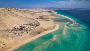 Vista aérea de Playa de la Barca y Playa de Sotavento de Jandía, Fuerteventura.