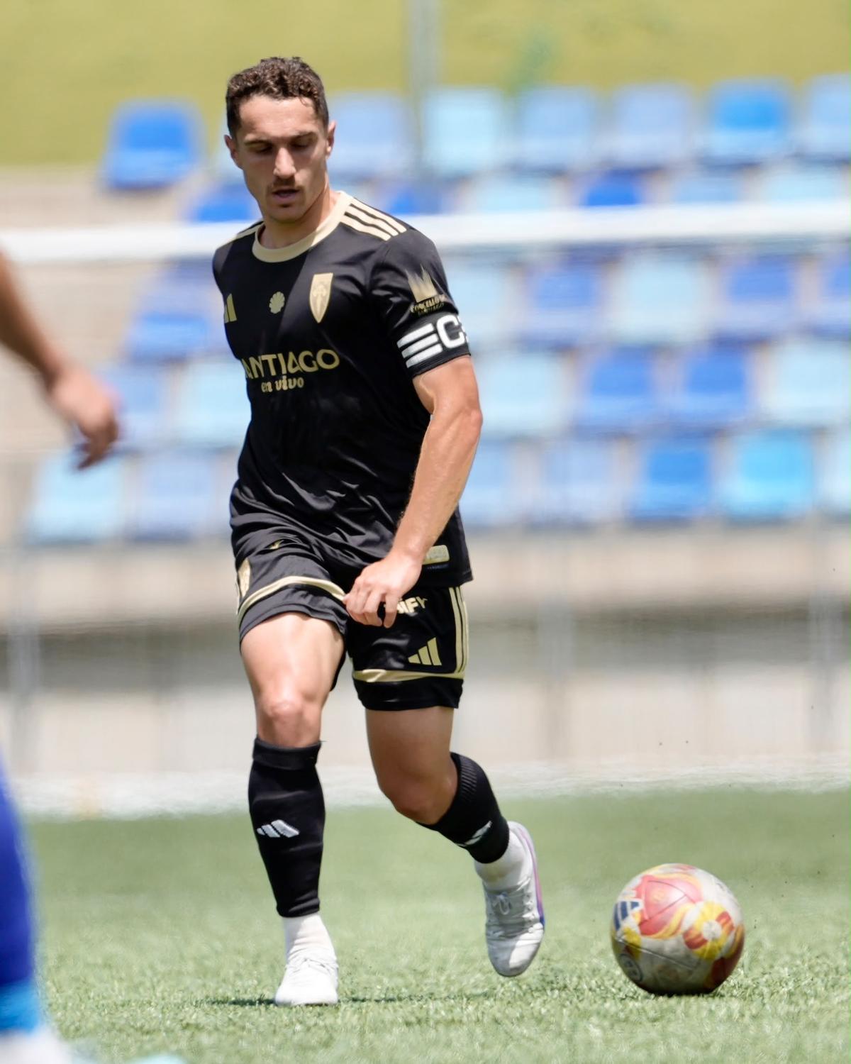 Samu Rodríguez realiza un pase en el partido ante el Badalona.