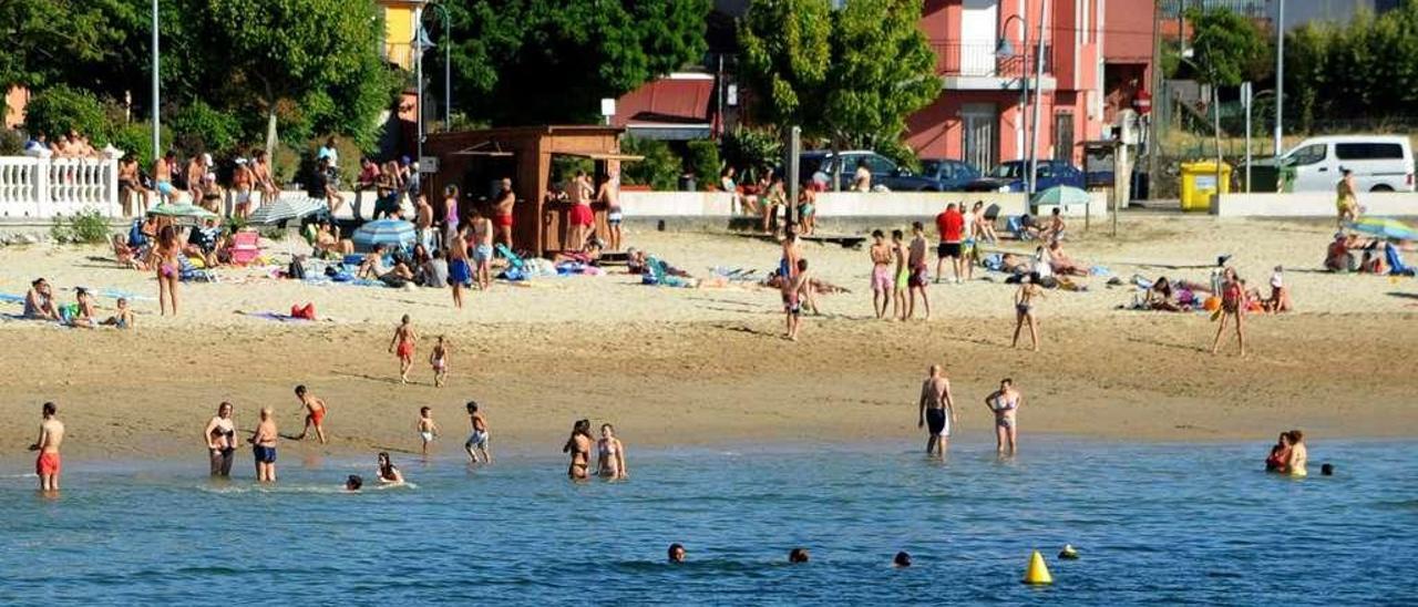 La playa de O Preguntoiro, con bandera azul y regenerada hace dos años, vuelve a ser productiva para las mariscadoras. // Iñaki Abella