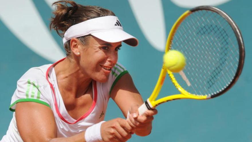 La tenista española Anabel Medina devuelve una bola ante la rumana Alexandra Dulgheru, en partido de segunda ronda del Andalucía Tennis Experience, que se disputa en el Club de Tenis Puente Romano, de Marbella (Málaga). Dulgheru se impuso por 5-7, 6-4 y 6-4.