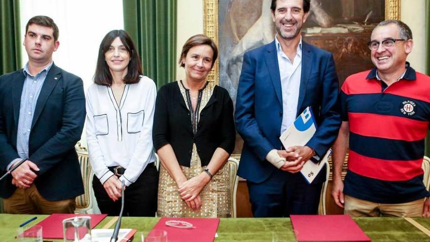 Fernando Díaz (UGT), Ana Braña, Carmen Moriyón, Pedro Luis Fernández (FADE) y Víctor Roza (CC OO) posan tras haber firmado el pacto de concertación social.