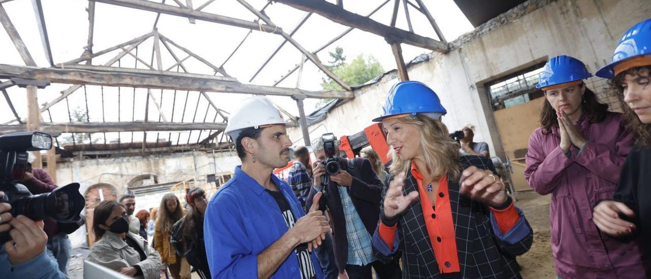 Rodrigo Cuevas charla con Yolanda Díaz en el interior de La Benéfica, en plena rehabilitación, en Infiesto; a la derecha, Cristina Moreno y Paula González. | Miki López