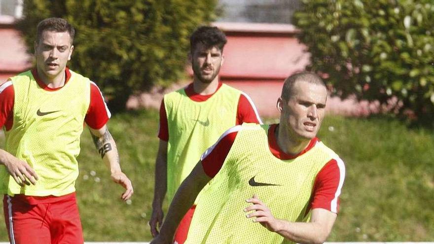 Álex con el balón en el entrenamiento de ayer en Mareo.