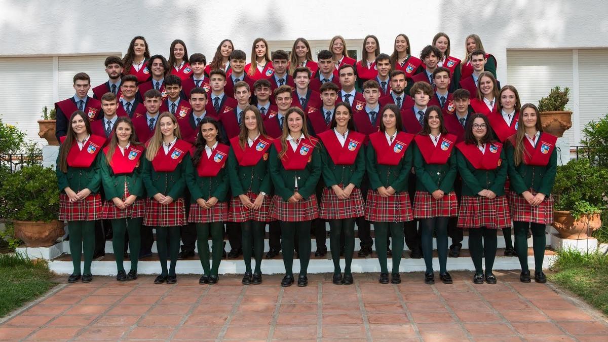 Foto de familia de los alumnos y alumnas que este año finalizan sus estudios de Bachillerato en los colegios Torrenova y Miralvent, tras el acto de imposición de becas que tuvo lugar ayer.