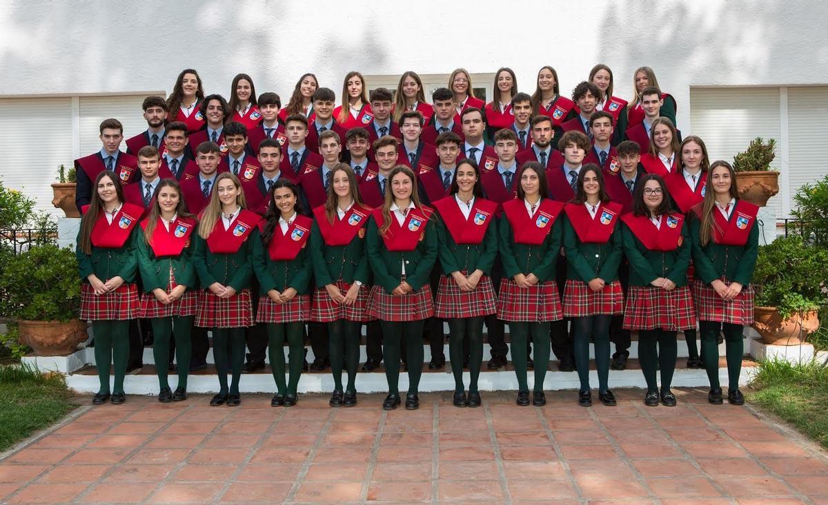 Foto de familia de los alumnos y alumnas que este año finalizan sus estudios de Bachillerato en los colegios Torrenova y Miralvent, tras el acto de imposición de becas que tuvo lugar ayer.