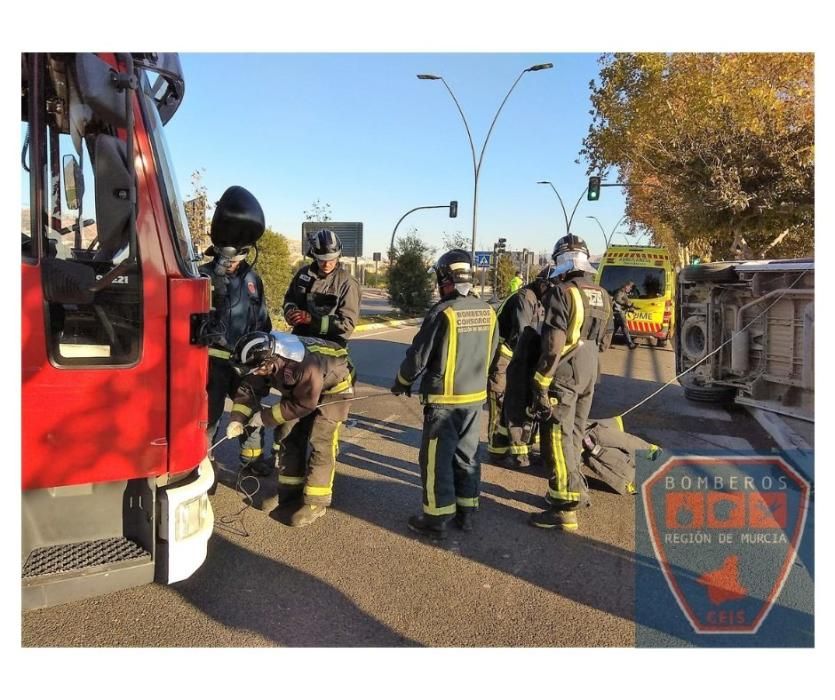 Dos heridos tras colisionar una furgoneta con un camión en Lorca