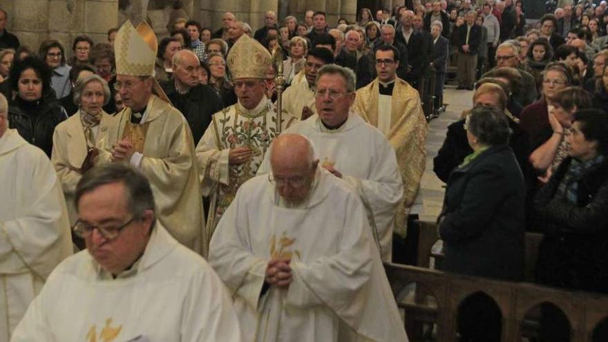 La catedral, llena de fieles en la misa &quot;In Cena Domini&quot;. // Jesús Regal