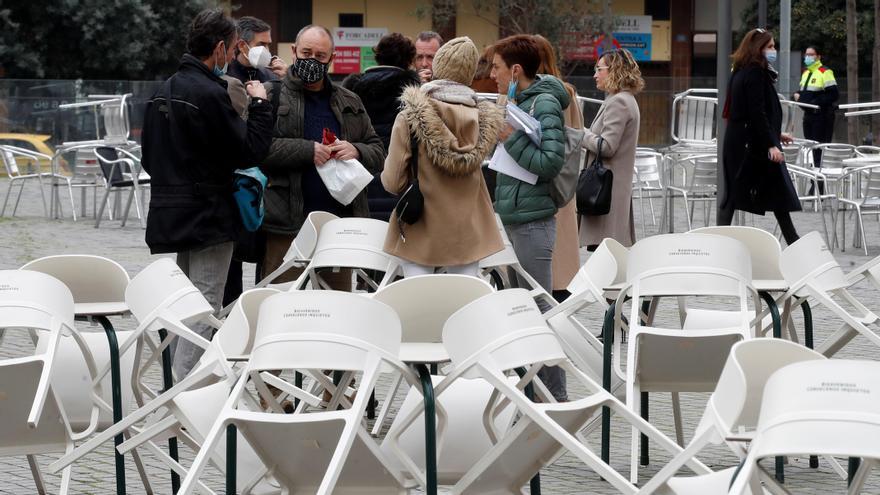 Varias personas junto a una terraza en Hospitalet de Llobregat.